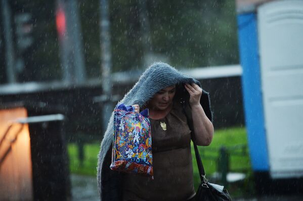 Mulher pega chuva em Moscou - Sputnik Brasil