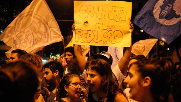 Jovens protestam no Rio de Janeiro contra a redução da maioridade penal - Sputnik Brasil