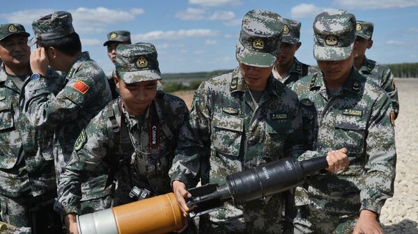Militares chineses preparam-se para o biatlo de tanques - Sputnik Brasil