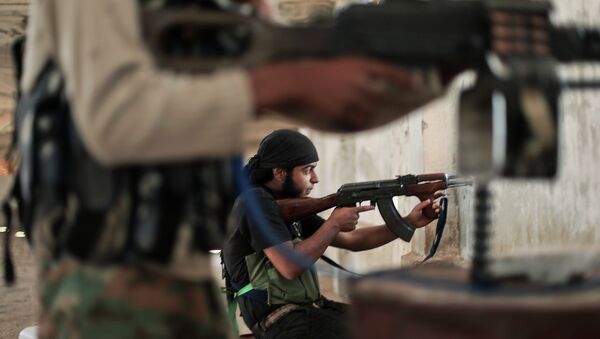 Rebeldes da Frente Islâmica em combate com militantes do Estado islâmico em 13 de julho de 2014 - Sputnik Brasil
