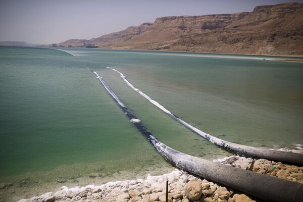 Tubos bombeiam água através de campos para a evaporação, na parte sul do mar Morto - Sputnik Brasil