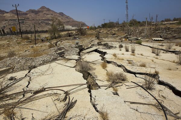 Estrada de terra seca e rachada em resort de férias abandonado na costa do mr Morto, perto de Kibbutz Ein Gedi, Israel, 27 de Julho de 2015 - Sputnik Brasil