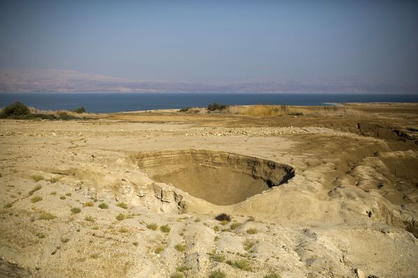 Sumidouro na costa do mar Morto, em Israel - Sputnik Brasil