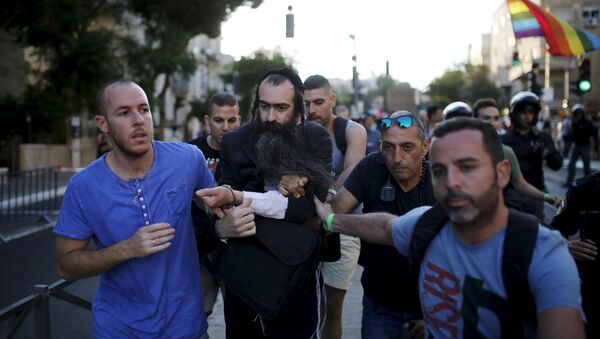 Homem que esfaqueou participantes de marcha LGBT em Jerusalem é levado preso pelas forças de segurança - Sputnik Brasil