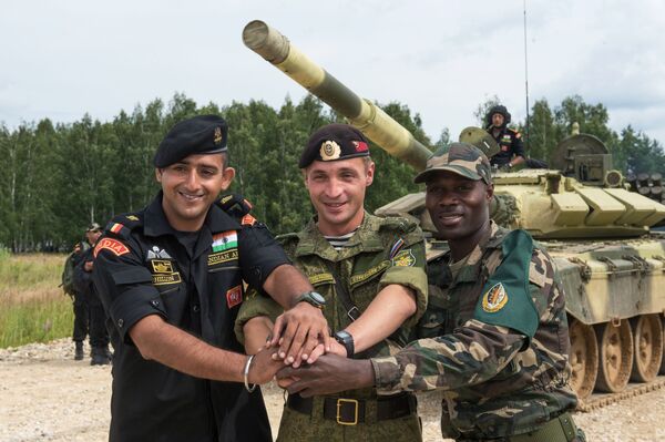 Os militares das forças armadas da Índia, Rússia e Angola (esquerda para a direita) no polígono de Alabino na região de Moscou, preparando-se para os Jogos Internacionais de Exército 2015. - Sputnik Brasil