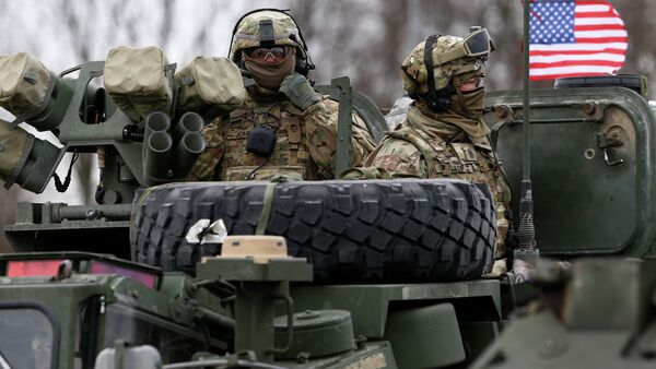 Members of US Army’s 2nd Cavalry Regiment ride on an armored vehicle during the ''Dragoon Ride'' military exercise in Salociai some 178 kms (110 miles) north of the capital Vilnius, Lithuania, Monday, March 23, 2015 - Sputnik Brasil