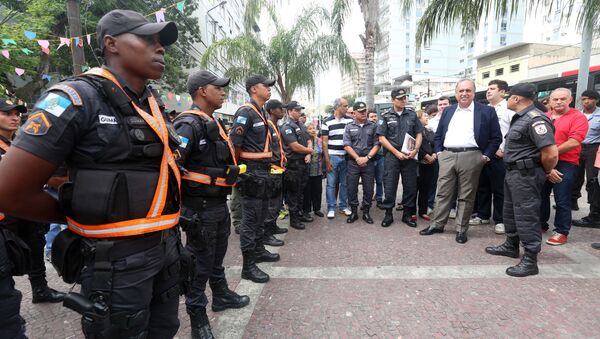Governador Luiz Fernando Pezão com agentes da Polícia Militar do Rio de Janeiro - Sputnik Brasil