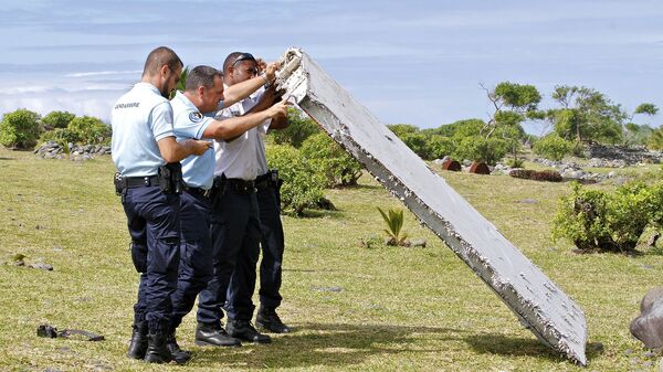 Pedaço da asa do Boeing 777 da Malaysia Airlines encontrado na ilha La Réunion. - Sputnik Brasil