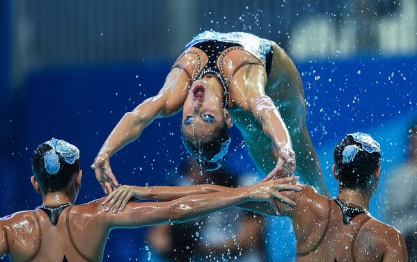Atletas da seleção espanhola apresentam programa livre em conjunto durante as competições de nado sincronizado do XVI Campeonato Mundial de Esportes Aquáticos em Kazan - Sputnik Brasil