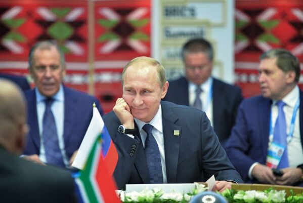 Presidente da Federação da Rússia, Vladimir Putin, durante encontro em formato reduzido com os líderes do BRICS em Ufa - Sputnik Brasil