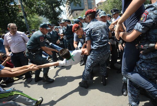 Policiais rendem participante do protesto contra aumento das tarifas sobre energia elétrica em Erevan, Armênia - Sputnik Brasil