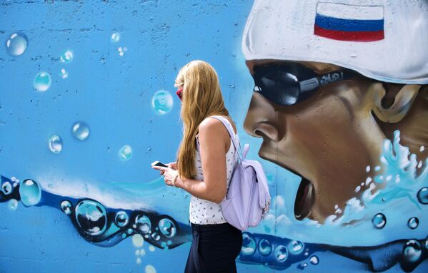 Jovem russa caminha por uma das ruas de Kazan, às vésperas do Campeonato Mundial de Esportes Aquáticos de 2015 - Sputnik Brasil