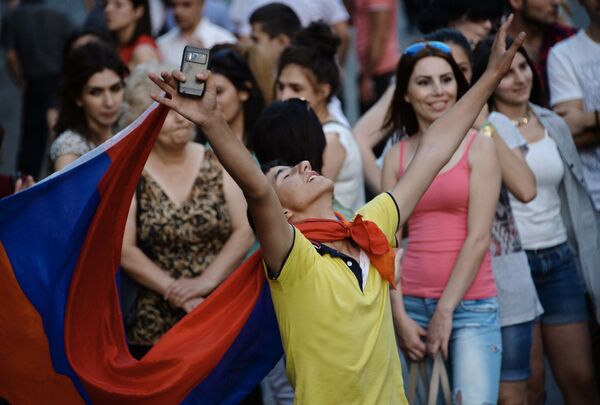 Manifestantes em Erevan, Armênia - Sputnik Brasil