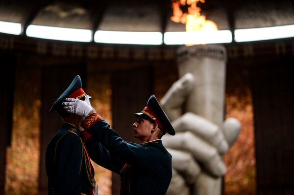 Militares da guarda solene do monumento à Chama Eterna no Salão da Glória Militar no Mamayev Kyrgan, em Volgogrado - Sputnik Brasil