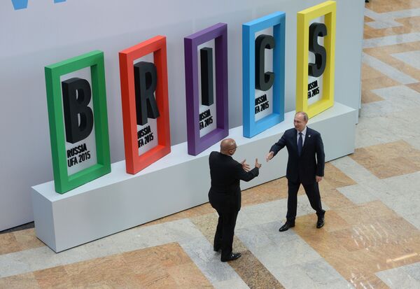 Presidente da África do Sul, Jacob Zuma, e presidente da Rússia, Vladimir Putin, durante cerimônia de saudação dos líderes do BRICS - Sputnik Brasil