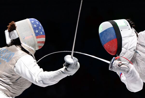 Nzingha Prescod e Aida Shanayeva, durante a semi-final feminina do campeonato mundial de esgrima em Moscou - Sputnik Brasil