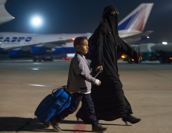 Cidadãos do Iêmen, evacuados pela aeronave do ministério de Emergências da Rússia em função do conflito armado no país, desembarcam no aeroporto Domodedovo, em Moscou - Sputnik Brasil