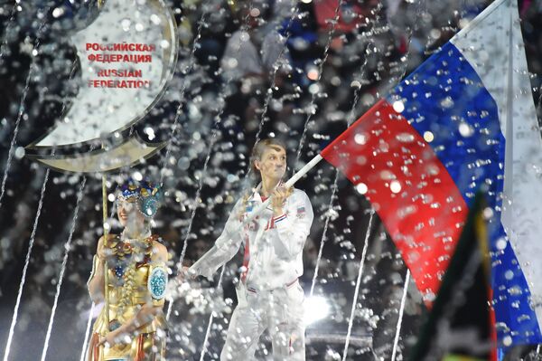 Porta-bandeira da seleção da Rússia: campeã olímpica de nado sincronizado, Natalya Ishchenko, durante a cerimônia de abertura do XVI Campeonato Mundial de Esportes Aquáticos em Kazan - Sputnik Brasil