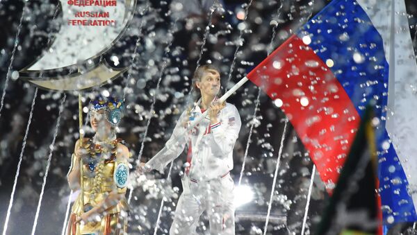 Porta-bandeira da seleção da Rússia: campeã olímpica de nado sincronizado, Natalya Ishchenko, durante a cerimônia de abertura do XVI Campeonato Mundial de Esportes Aquáticos em Kazan - Sputnik Brasil
