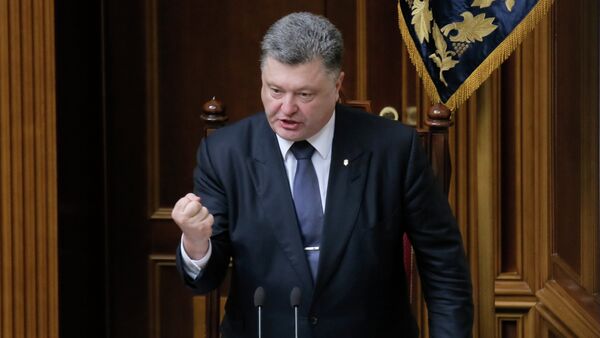 Ukrainian President Petro Poroshenko gestures as he speaks to lawmakers during a parliament session in Kiev, Ukraine - Sputnik Brasil