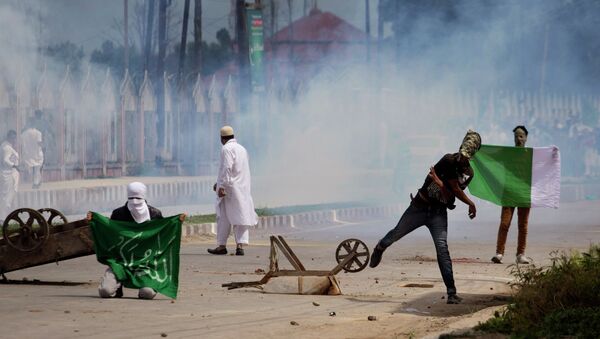 Caxemira. Manifestantes paquistaneses entrarem em conflito com a guarda de fronteira da Índia em meados do mês de julho, em Srinagar - Sputnik Brasil