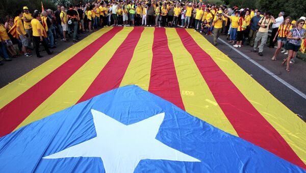 Catalães em volta da bandeira independentista da Catalunha - Sputnik Brasil