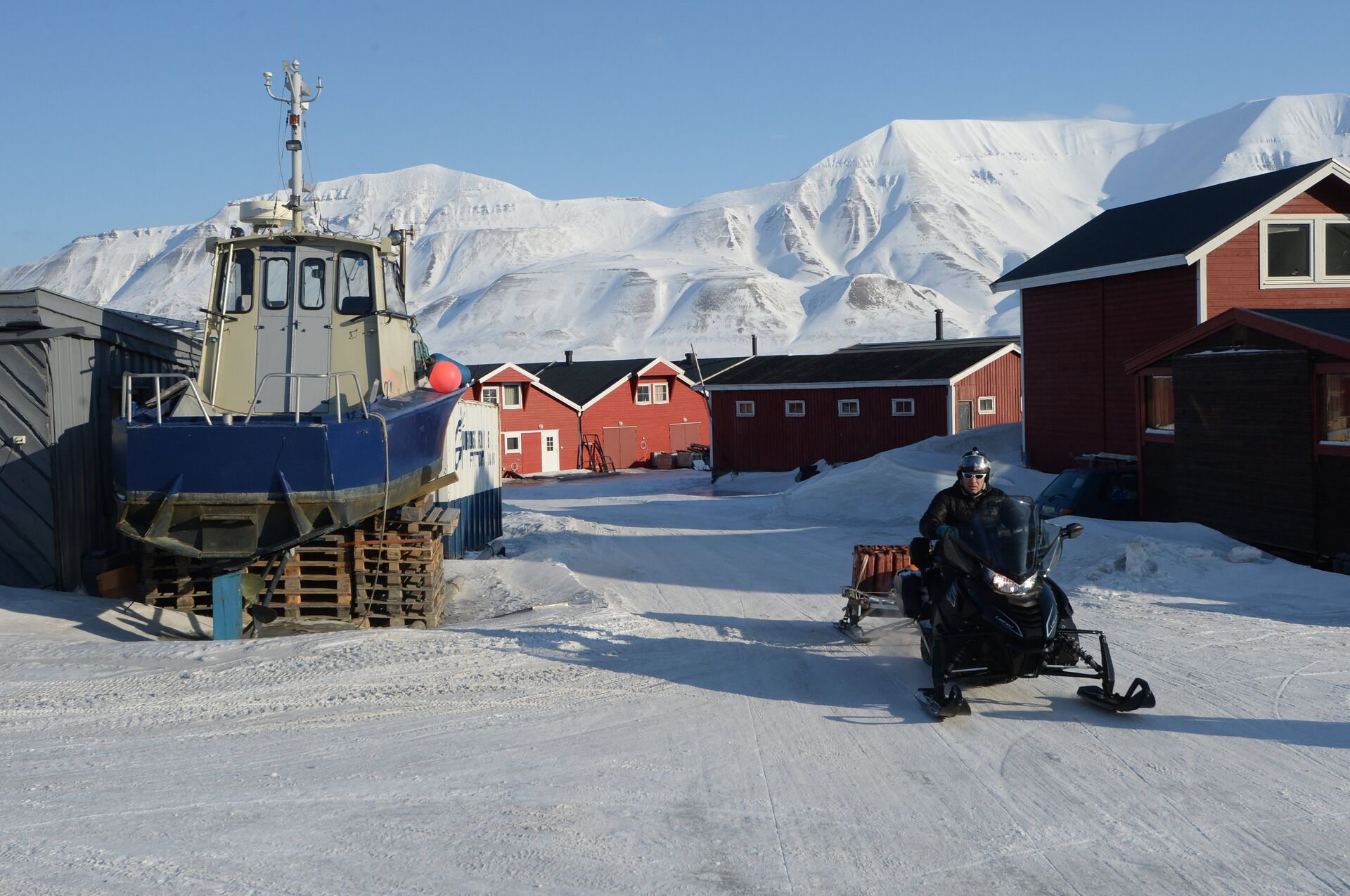 Longyearbyen, cidade localizada na costa do mar da Groenlândia, é a capital administrativa e econômica do arquipélago de Svalbard, na Noruega - Sputnik Brasil, 1920, 30.06.2022