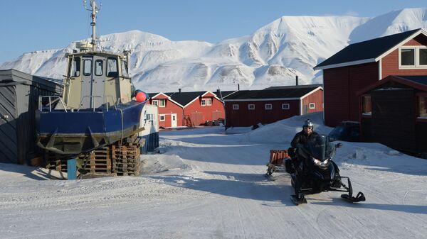 Longyearbyen, cidade localizada na costa do mar da Groenlândia, é a capital administrativa e econômica do arquipélago de Svalbard, na Noruega - Sputnik Brasil