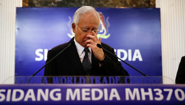 O primeiro-ministro malaio, Najib Razak, em coletiva de imprensa sobre os destroços do MH370, em Kuala Lumpur, nesta quarta-feira (quinta-feira na Malásia), 5 - Sputnik Brasil