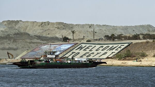 A cidade de Ismailia saúda os ferrys com um Bem-vindo ao Egito no canal de Suez. Foto de 13 de junho de 2015 - Sputnik Brasil