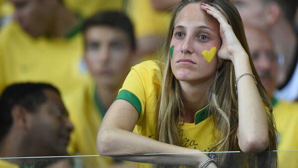 Torcedora brasileira durante o semifinal da Copa do Mundo 2014 no Mineirão - Sputnik Brasil