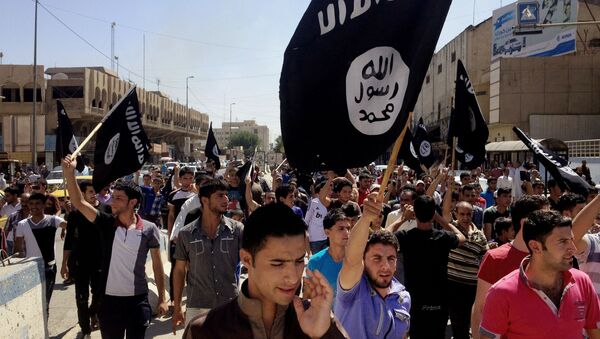 Simpatizantes realizam passeata em apoio ao Estado Islâmico em Mosul, no Iraque - Sputnik Brasil