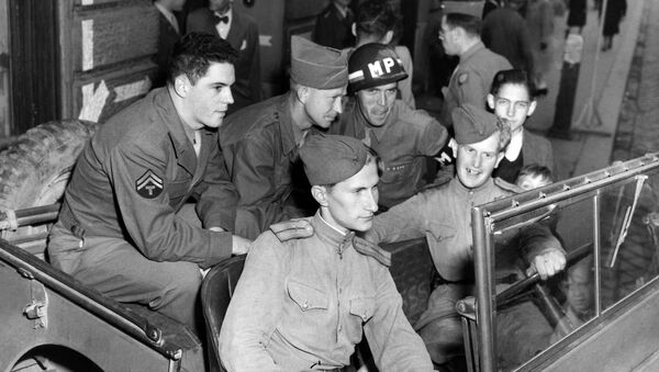Soldados russos e norte-americanos em Viena, na Áustria, em 1945 - Sputnik Brasil