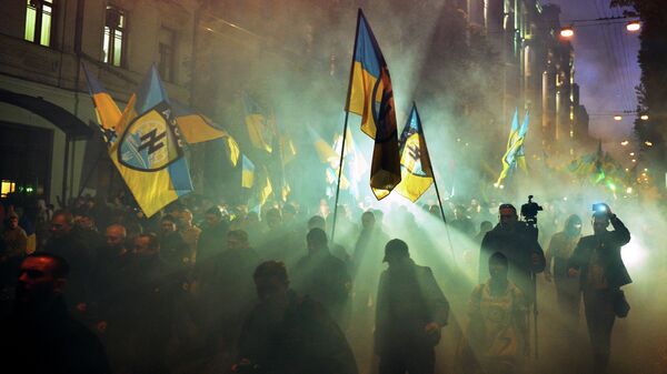 Membros do grupo ultranacionalista Batalhão Azov desfilam por rua de Kiev - Sputnik Brasil