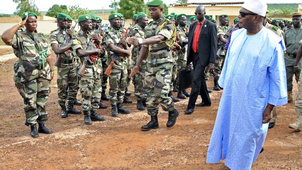Militares do exército recebendo a visita do presidente do Mali, Boubacar Keita, na última quinta-feira em Kati - Sputnik Brasil