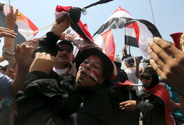 Egípcios celebram a abertura da nova via do canal de Suez na cidade de Ismailia - Sputnik Brasil