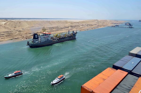 Um navio de carga navega na nova via do canal de Suez em Ismailia - Sputnik Brasil
