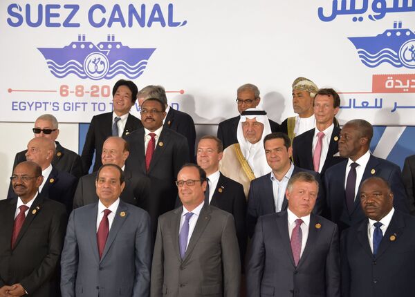 Foto coletiva depois da cerimônia de abertura da nova via do canal de Suez na cidade egípcia de Ismailia - Sputnik Brasil