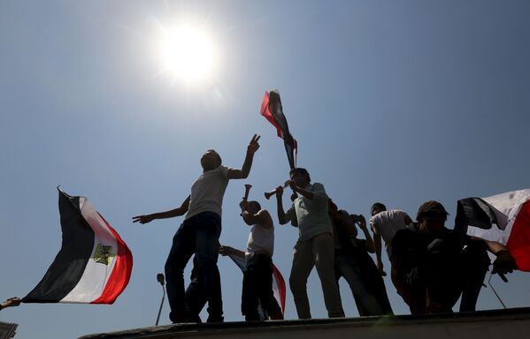 Egípcios celebram abertura da nova via do canal de Suez na praça Tahrir em Cairo - Sputnik Brasil