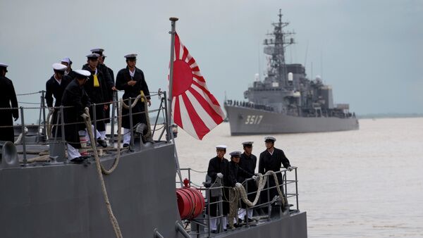 Oficiais da Marinha japonesa no deque de uma embarcação no porto de Thilawa, Mianmar, em 30 de setembro de 2013 - Sputnik Brasil