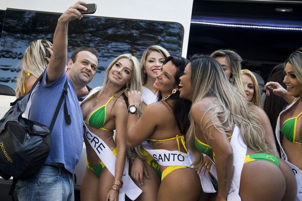 Um homem tira selfie com participantes do concurso Miss Bumbum Brazil 2015, em São Paulo - Sputnik Brasil