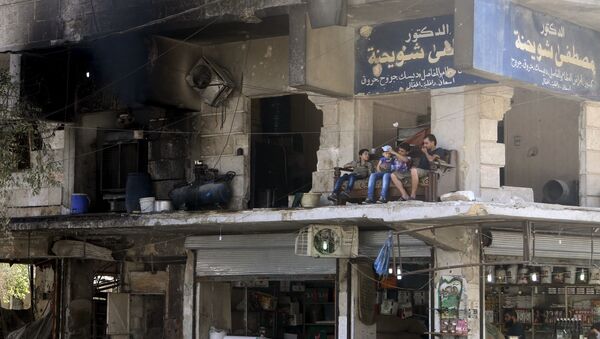 Moradores de Aleppo (Síria) ficam na varanda do edifício quase destruído. 1 de agosto, 2015 - Sputnik Brasil