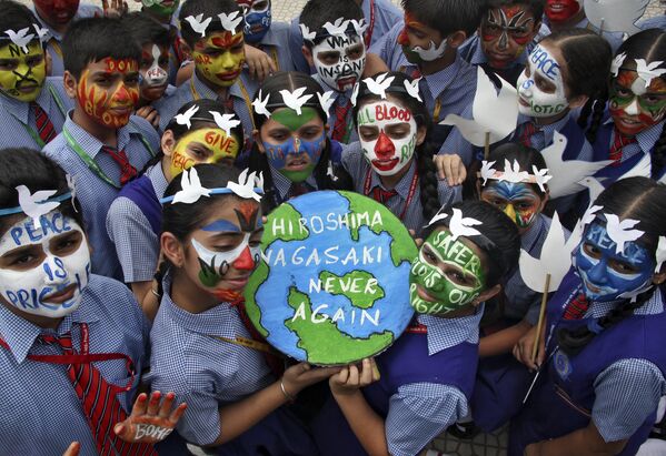 Estudantes da escola de Chandigarh (Índia) participam em um evento de pintura facial para comemorar os 70 anos dos ataques nucleares em Hiroshima e Nagasaki - Sputnik Brasil
