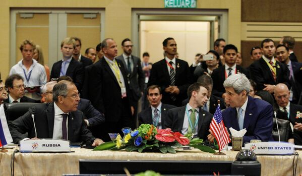 O chanceler russo Sergei Lavrov (à esquerda) falando com o secretário de Estado dos EUA, John Kerry, antes da cúpula da Associação de Nações do Sudeste Asiático (ASEAN) - Sputnik Brasil