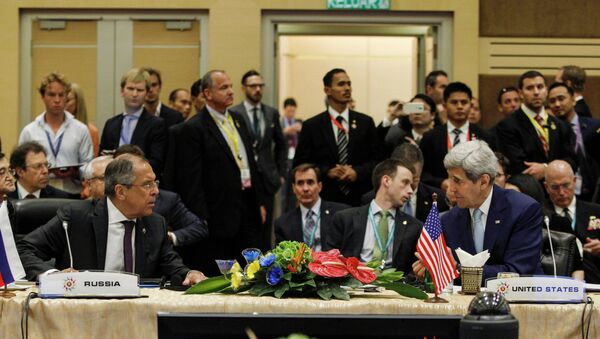 O chanceler russo Sergei Lavrov (à esquerda) falando com o secretário de Estado dos EUA, John Kerry, antes da cúpula da Associação de Nações do Sudeste Asiático (ASEAN). - Sputnik Brasil