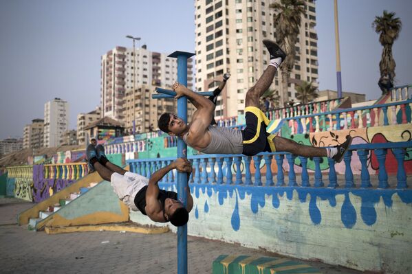 O grupo palestino Bar Palestine pratica exercícios de rua na beira do rio na cidade de Gaza, 2 de agosto de 2015 - Sputnik Brasil