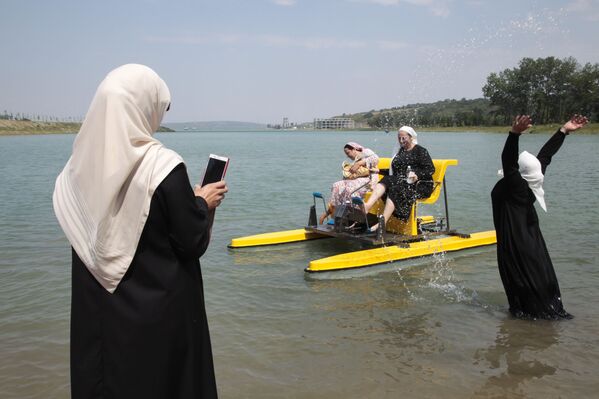 Mulheres chechenas se divertindo na água nos arredores da capital regional, Grozny - Sputnik Brasil