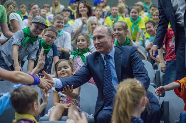 Presidente russo Vladimir Putin conversa com crianças durante a visita ao centro de oceanografia Mosquarium em Moscou - Sputnik Brasil