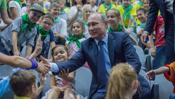 Presidente russo Vladimir Putin conversa com crianças durante a visita ao centro de oceanografia Mosquarium em Moscou - Sputnik Brasil