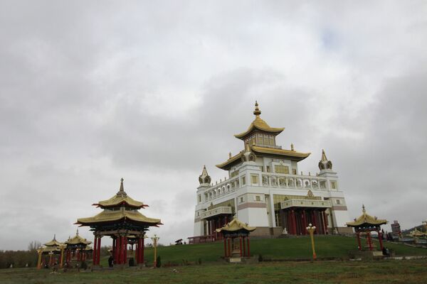 Você pode pensar que isto é o Tibete, mas este templo budista chamado Residência de Ouro do Buda Sakyamuni (Burkhan Bakshin Altan Sume) está localizado na cidade de Elista, capital da república de Calmúquia na Rússia. - Sputnik Brasil